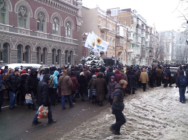 Протесты в Киеве: около 2 тыс. митингующих собрались под НБУ